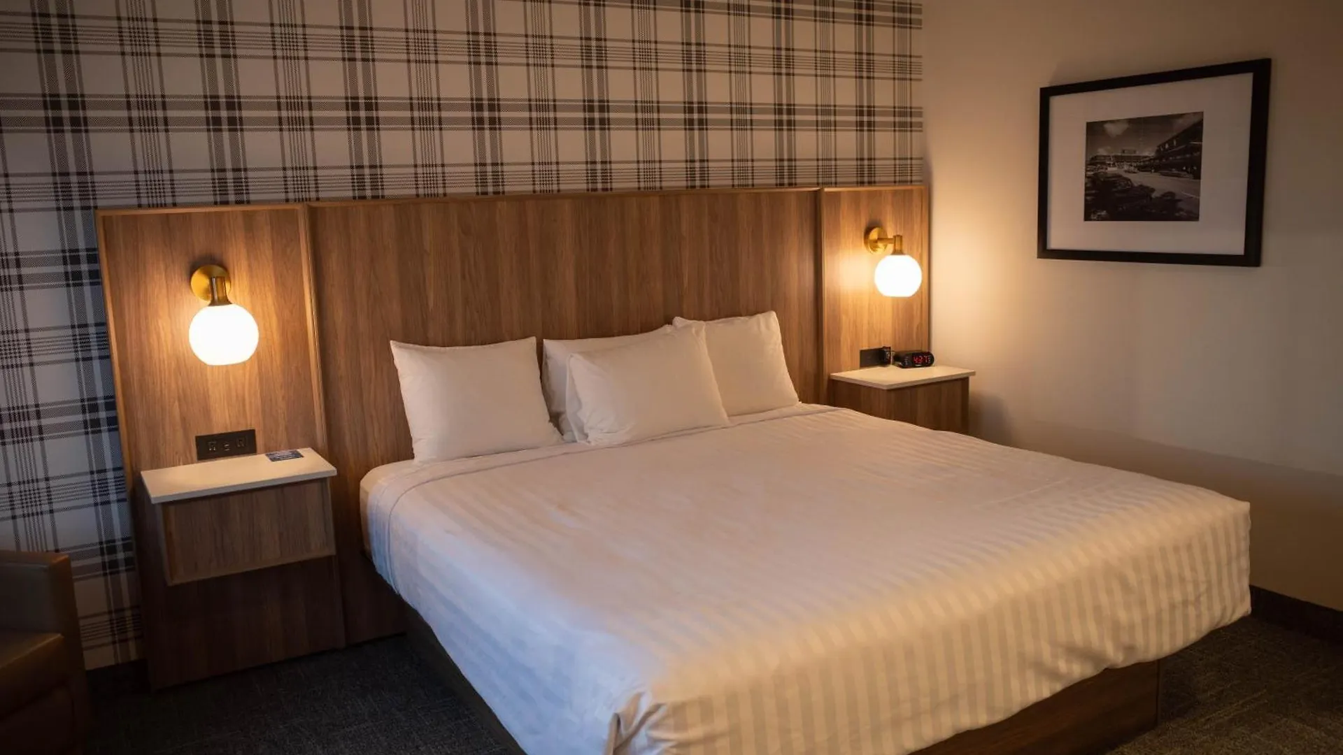 Travelodge By Wyndham Niagara Falls At The Falls