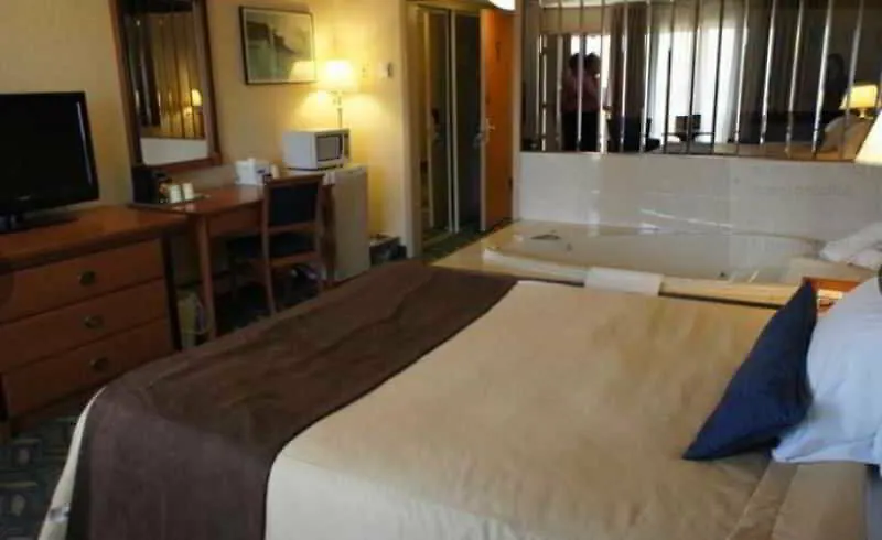 Travelodge By Wyndham Niagara Falls At The Falls Canada