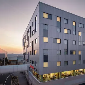 Hampton By Hilton London Gatwick Airport מלון