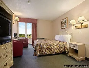 Travelodge By Wyndham Niagara Falls At The Falls