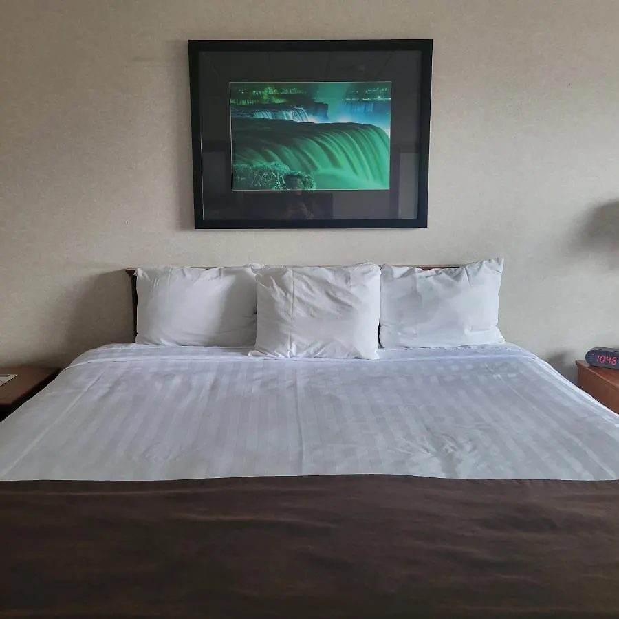 Travelodge By Wyndham Niagara Falls At The Falls
