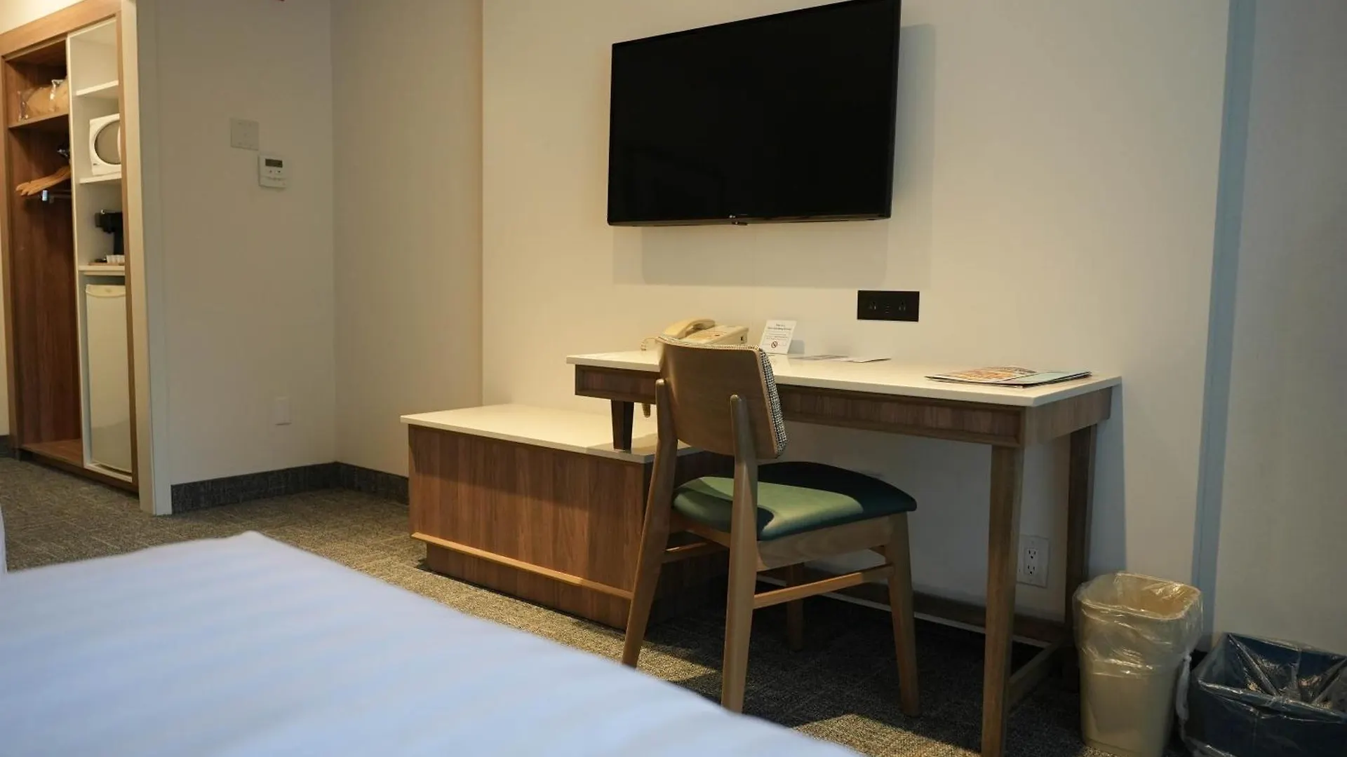 Travelodge By Wyndham Niagara Falls At The Falls 3*,  קנדה