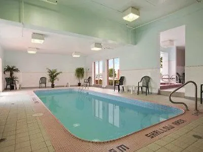 Hotel Travelodge By Wyndham Niagara Falls At The Falls